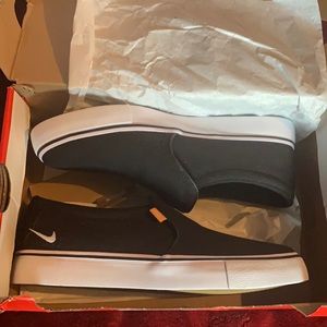 Nike court royale slips